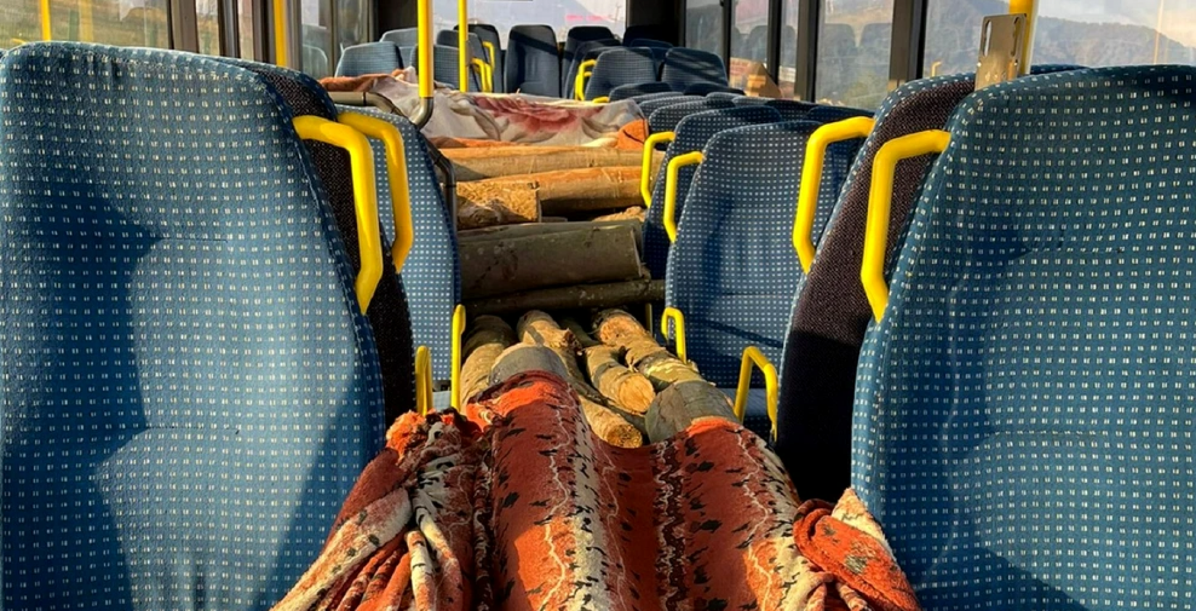 Ilyet még nem láttál: utasok helyett lopott tűzifa volt a buszban