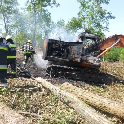 Kiégett egy fakitermeléshez használt munkagép (+KÉPEK)