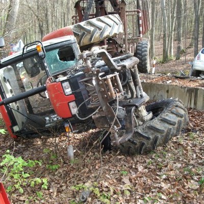 Erdészeti traktorral ütközött egy személyautó (+FOTÓK)