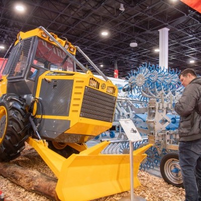 Erdészeti vonszoló a gyérítésekbe - Hittner EcoTrac az AGROmashEXPO-n