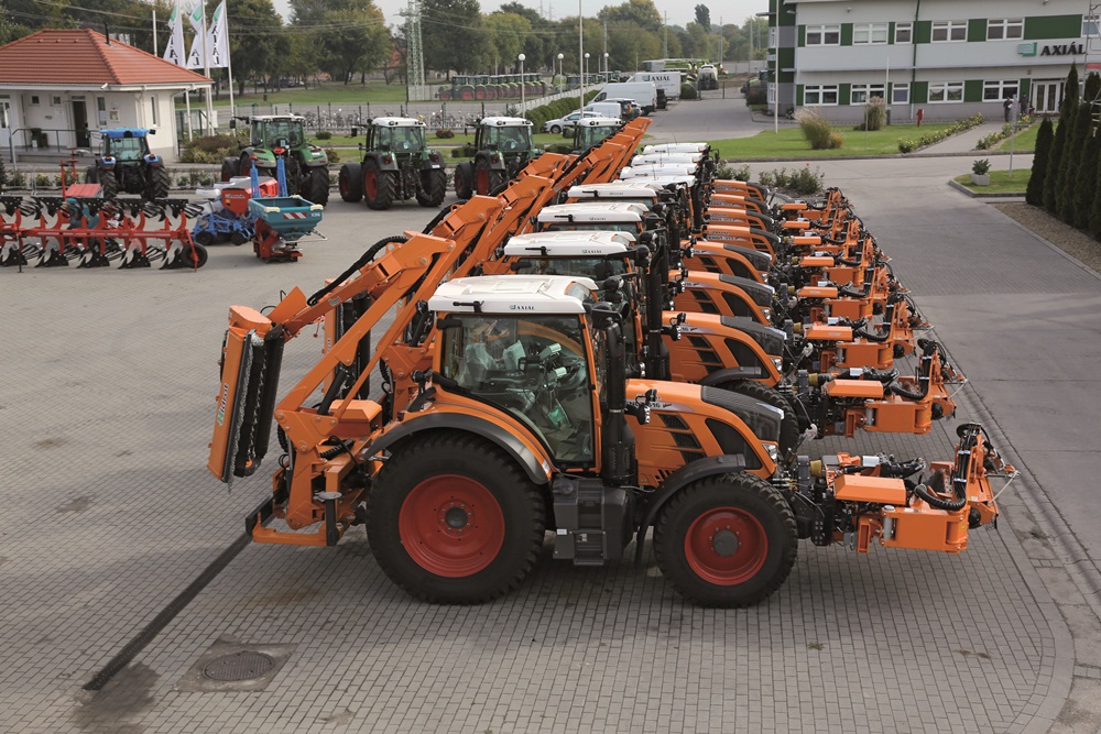 Narancssárga Fendt traktorok állnak szolgálatba a közútkezelőnél