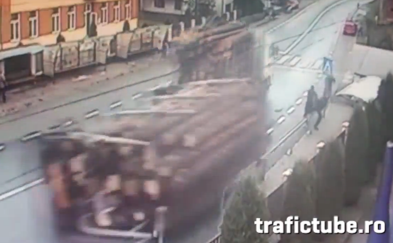 Tragikus baleset Romániában - Farönkök csapták agyon a gyalogosokat (+Sokkoló videó)