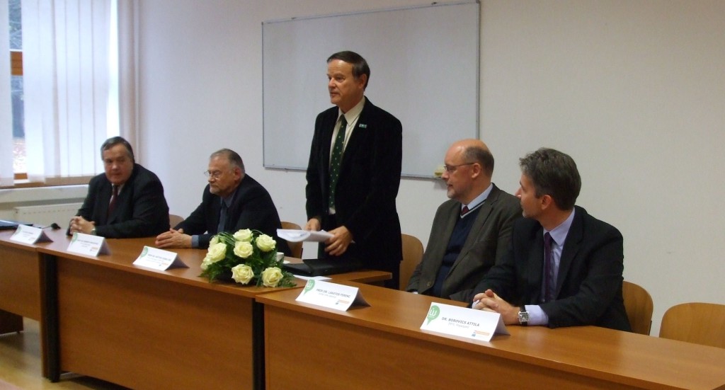 Középen: Prof. Dr. Mátyás Csaba projektvezető