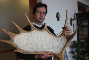Kiállítás Németh János csontfaragó alkotásaiból a keszthelyi Vadászati Múzeumban