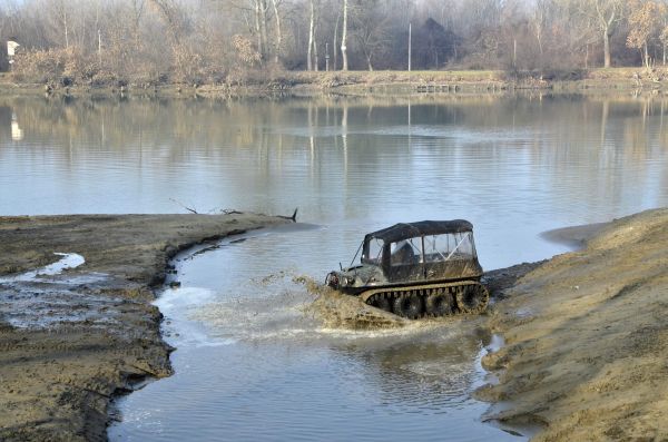 Különleges terepjárót alkalmaznak a Tisza-tónál
