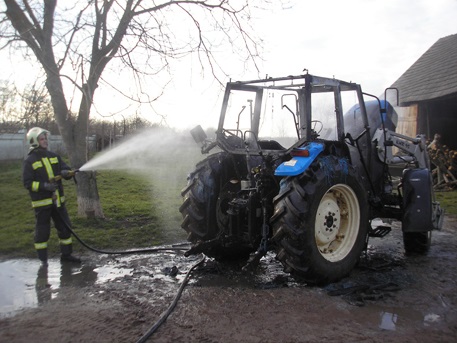 Teljesen kiégett egy fát szállító New Holland traktor (+KÉPEK)