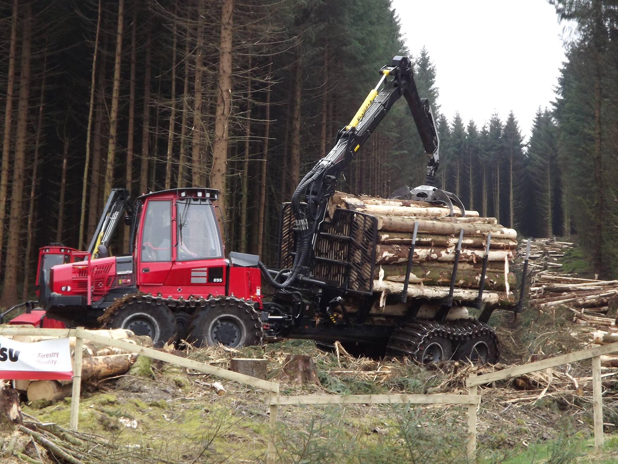 Rendkívüli erdészeti gépbemutató a briteknél - John Deere, Komatsu, Ponsse, Tigercat (+KÉPEK)