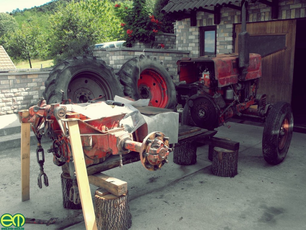 Hajdú István - Traktor felújítás alatt