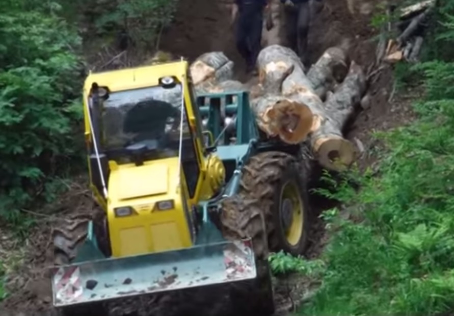 Videó: Így dolgozott az új LKT 81 vonszoló a szerbiai erdészeti gépbemutató alkalmával