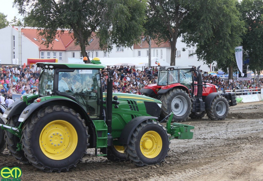Pályakarbantartás John Deere és Massey Ferguson traktorokkal