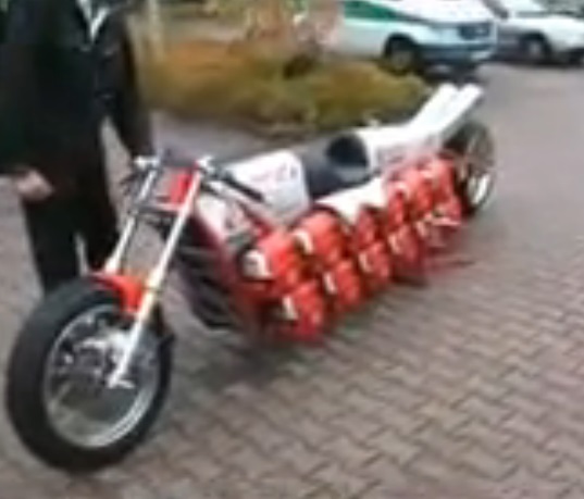 Láttál már láncfűrész hajtású motorkerékpárt? Mi most mutatunk egyet! (+VIDEÓ)