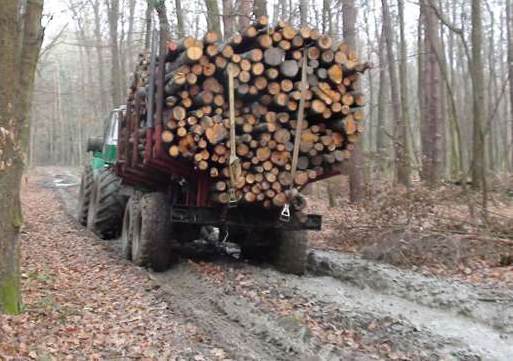 Erdély - Hamarosan B kategóriával is vezethetnek pótkocsis traktort a gazdálkodók