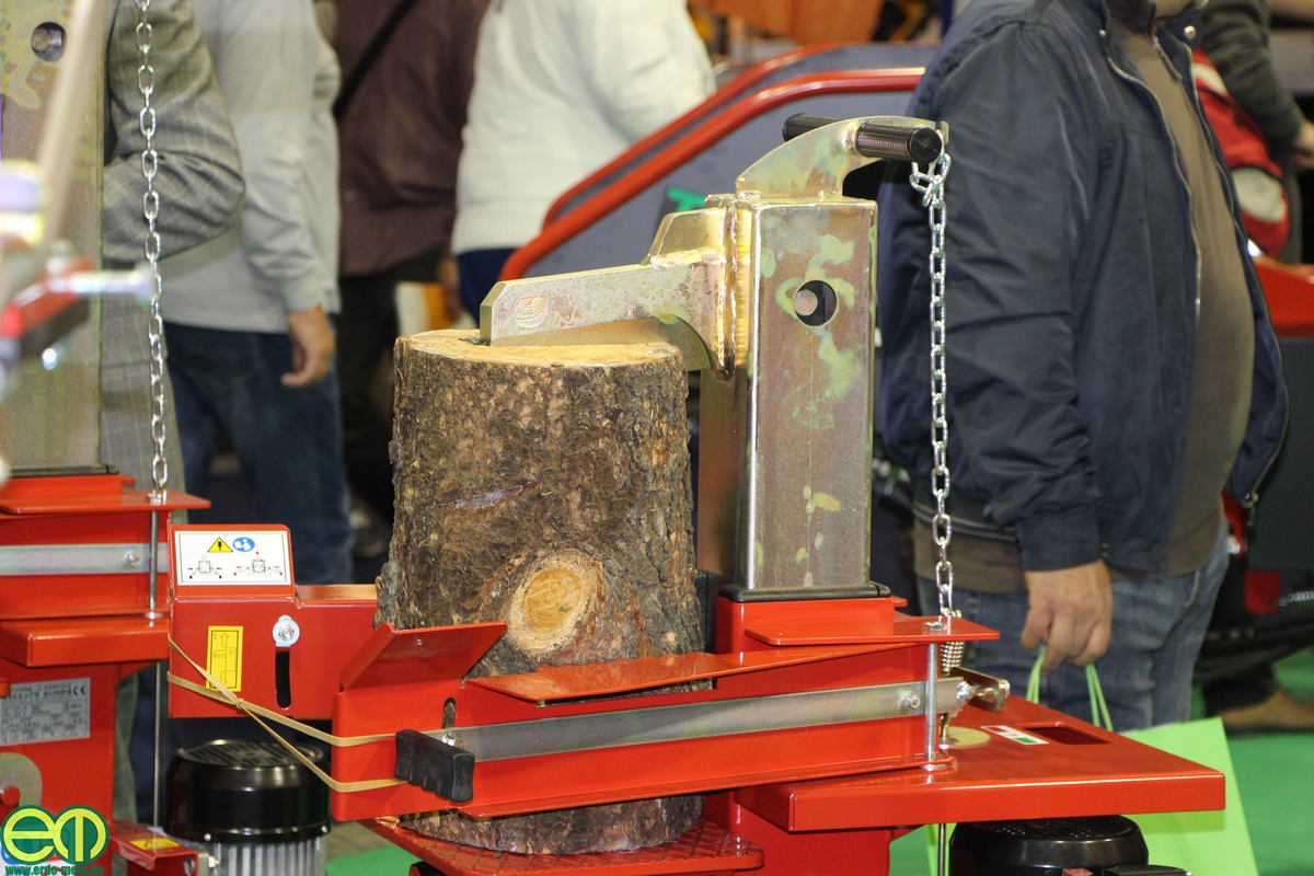 Újabb erdészeti gépek a bolognai EIMA kiállítás második napjáról (KÉPEK)