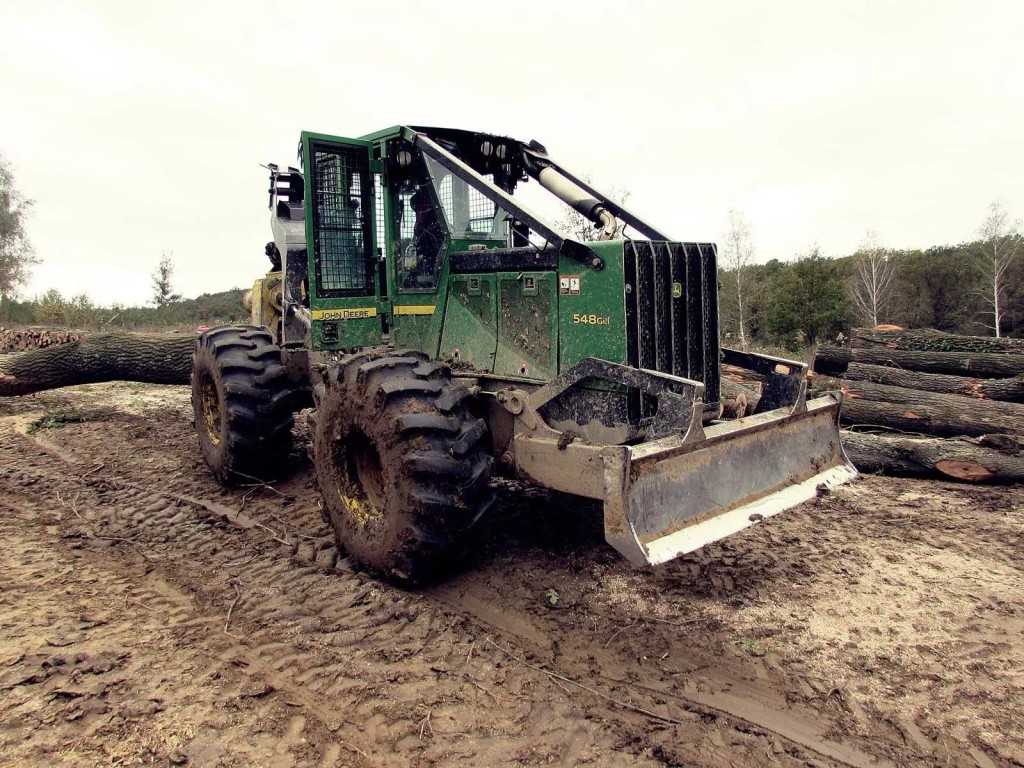 Ez a John Deere erdészeti vonszoló a beragadást megúszta, de a mosás indokolt lesz. Kökény Soma képe