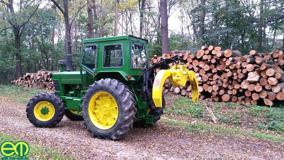 Flóra Márk felújított erdészeti John Deere traktora