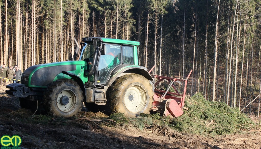 T-szériás Valtra erdészeti traktor és AHWI FM 500 vágástakarító