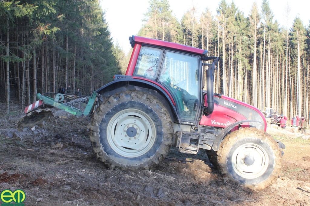 N-szériás Valtra erdészeti traktor és TPF-1 pásztakészítő tárcsa