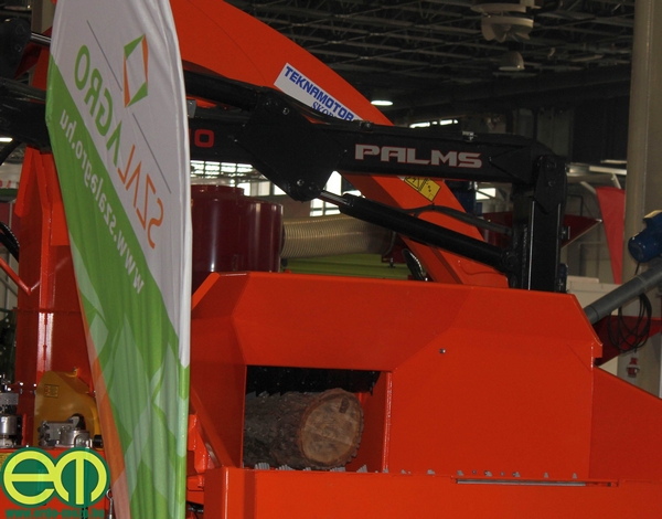 A tavalyi díjazott aprítógép is a helyén áll a Szal-Agro Kft. kiállítási területén