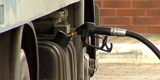 Pénteken ismét 3-3 forinttal csökken a benzin és a gázolaj ára