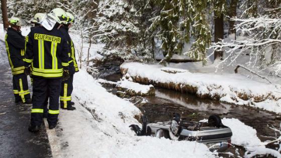 Erdész mentett ki két nőt a jeges vízből Németországban