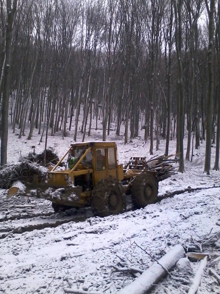 Jakab János: A munka ma sem állt le! Zemplén, Hejce, Borsó-hegy. A kép még reggel készült, de egész nap havazott. Nap végére már megvolt a 10 centi hó, alatta 15 centi sár - www.erdo-mezo.hu