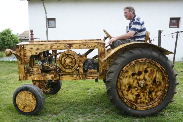 Fából készített traktort egy férfi Tiszaörsön (+KÉPEK)