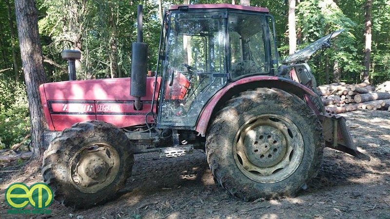 Kámán László traktorával az erdőn is dolgozik