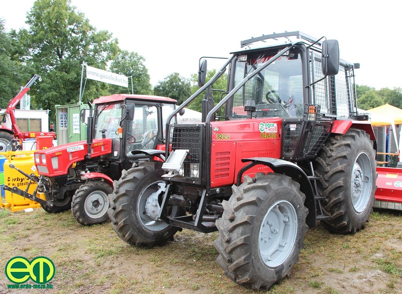 Az Agro-Roll Kft. standján az MTZ-k sorát egy 820.4-es erdészeti kivitelű traktor is gazdagította. A rácsozás, a bukókeret és a haspáncél mind az eredményes és biztonságos erdei munkát segíti.