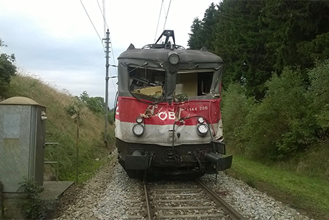 Forwardert szállító kamion és vonat ütközött Ausztriában (+KÉPEK)