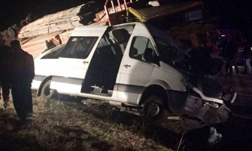 Fűrészárut szállító kamionnal ütköztek a román kézilabdások - három haltak meg