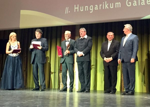 A II. Hungarikum Gálán adták át az elismerő oklevelet a magyar akácfának és akácméznek