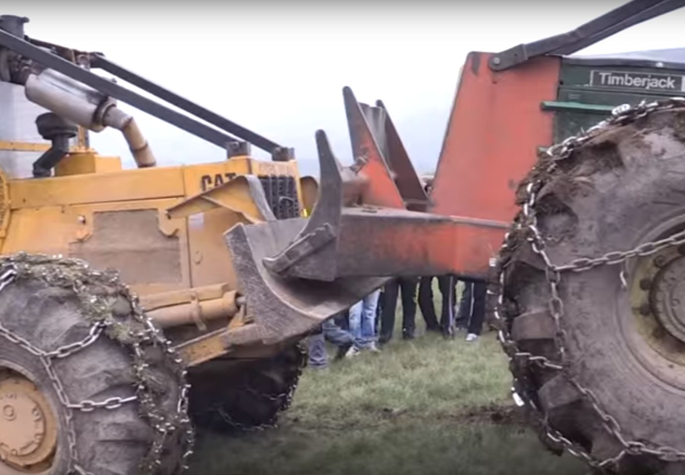 Így küzd egymással egy Caterpillar és egy Timberjack erdészeti vonszoló (VIDEÓ)