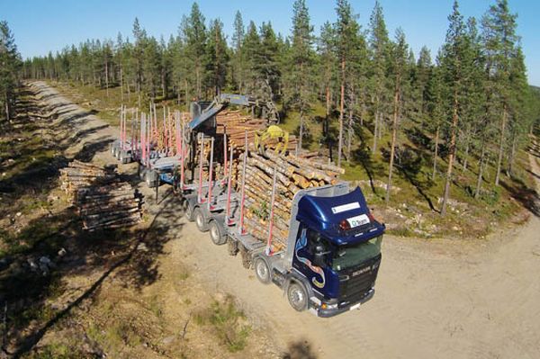 104 tonnás rönkszállító kamionokat tesztelnek élesben a finnek
