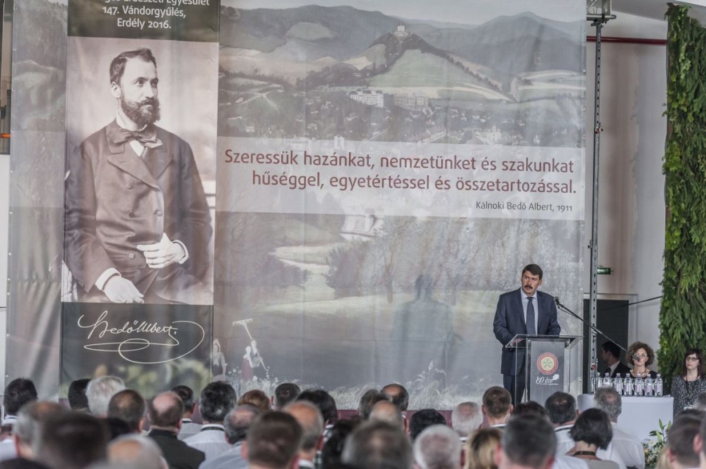Áder János köztársasági elnök beszédet mond a 150 éves Országos Erdészeti Egyesület sepsikőröspataki vándorgyűlésén Erdélyben 2016. június 23-án. MTI Fotó: Veres Nándor