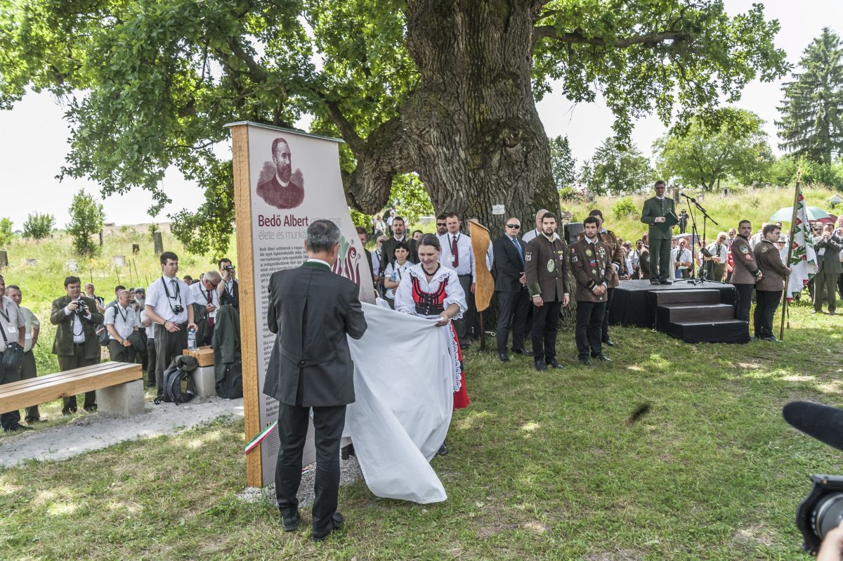 OEE Vándorgyűlés 2016 - Így leplezték le Bedő Albert emléktábláját a kálnoki temetőben (KÉPEK)