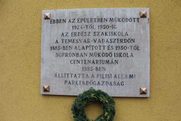 Az egykori Esztergomi Erdész Szakiskolára emlékeztek a soproni tanulók