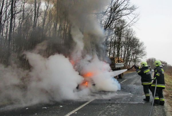 Fát szállító John Deere traktor égett ki (+KÉPEK)