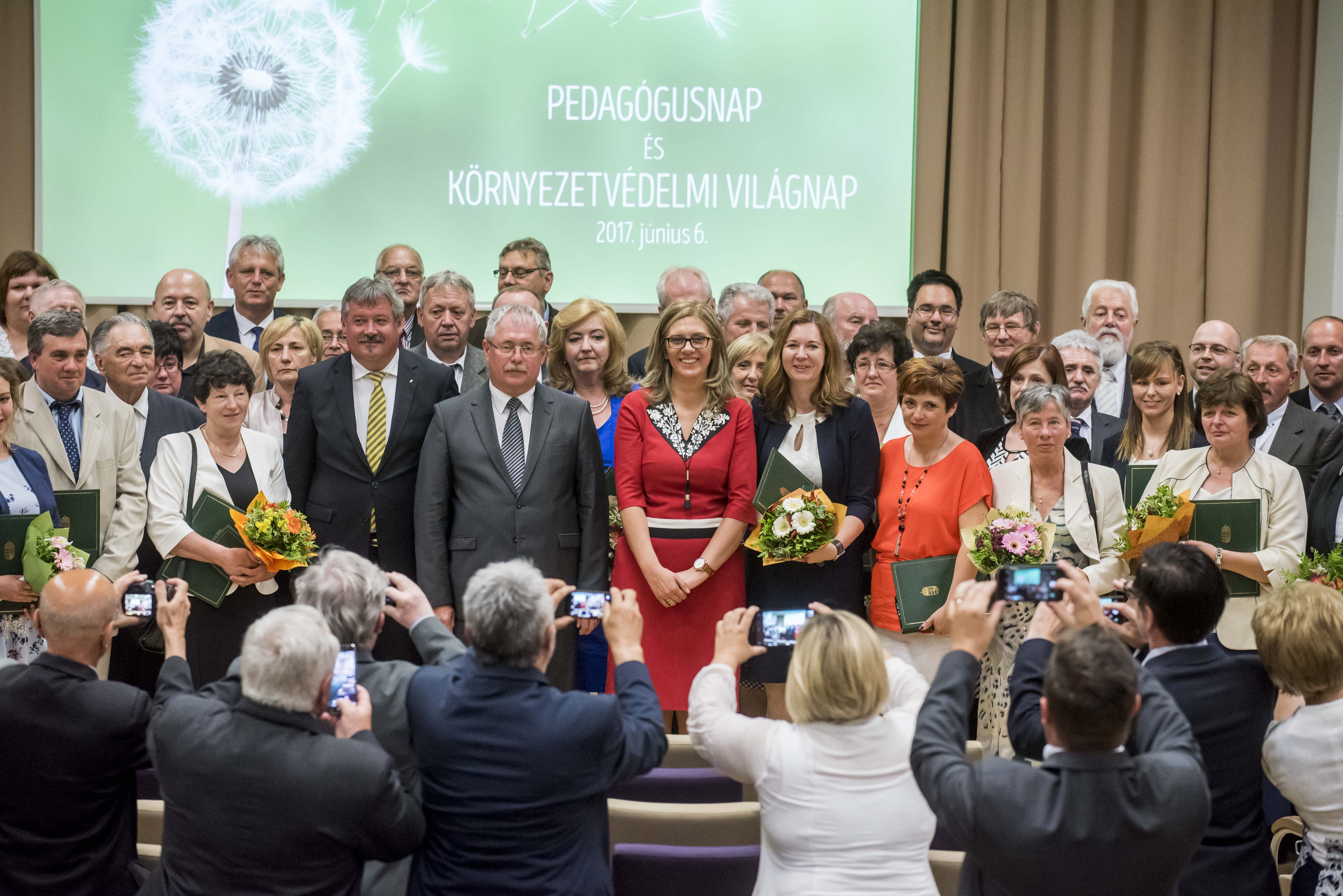 Környezetvédelmi és pedagógusnapi díjakat adott át Fazekas Sándor