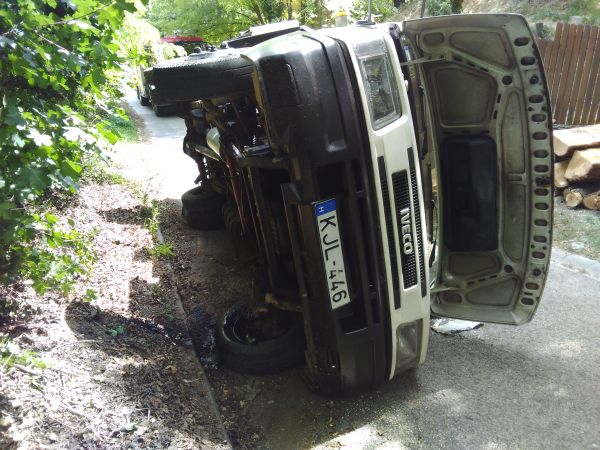 Fát szállító kisteherautó borult fel szerdán Pomázon (+KÉPEK)