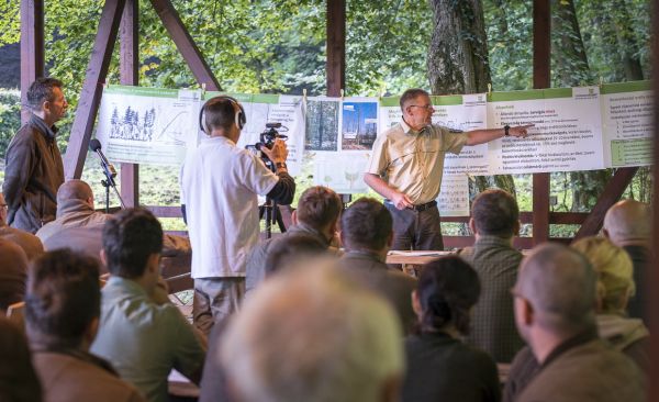 Német szakemberek adták át tapasztalataikat a pilisi erdészeknek az örökerdő-gazdálkodásról