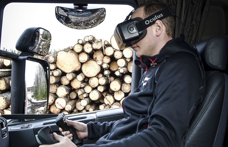 Biztonság és kényelem - Egy VR szemüveggel a fülkéből is rakodható a rönkfa (+VIDEÓ)
