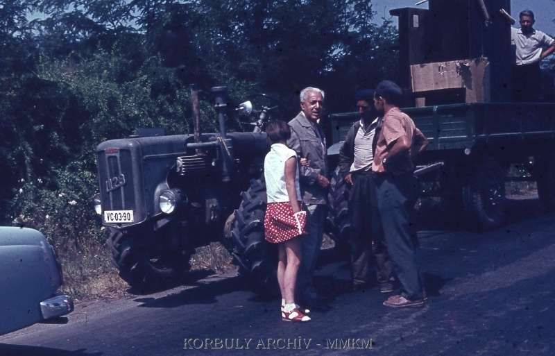 Korbuly János és unokája, háttérben UE-28 traktor