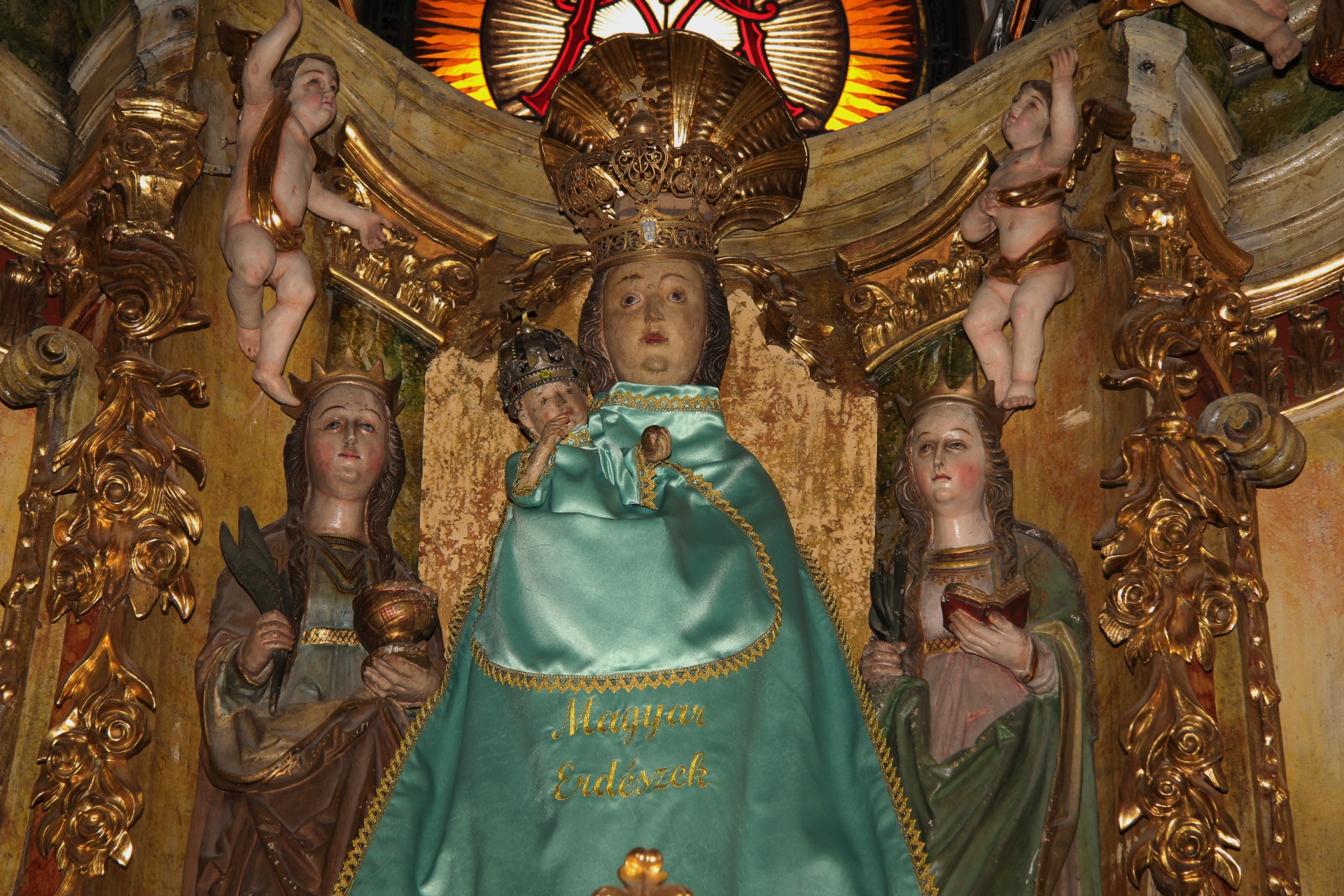 Magyar erdészek ruhájába öltöztették az andocsi Mária-szobrot
