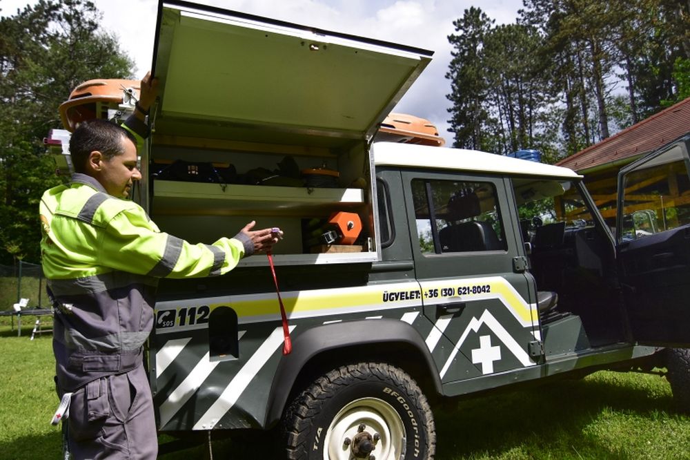 Speciálisan átalakított Defender terepjárót adományozott az erdőgazdaság a mentőszolgálatnak