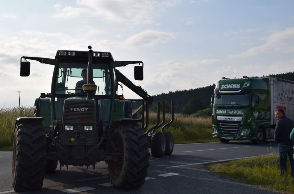 Újabb videó az osztrák fakitermelők és erdészek traktoros határzárásáról