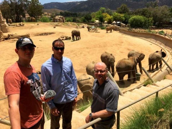 Kalmár György (balról) az SZTE kutatója, George Wittemyer elefántszakértő és Lédeczi Ákos, a Vanderbilt Egyetem professzora a San Diego-i állatkertben tesztelte a találmányt. Fotó: Lédeczi Ákos