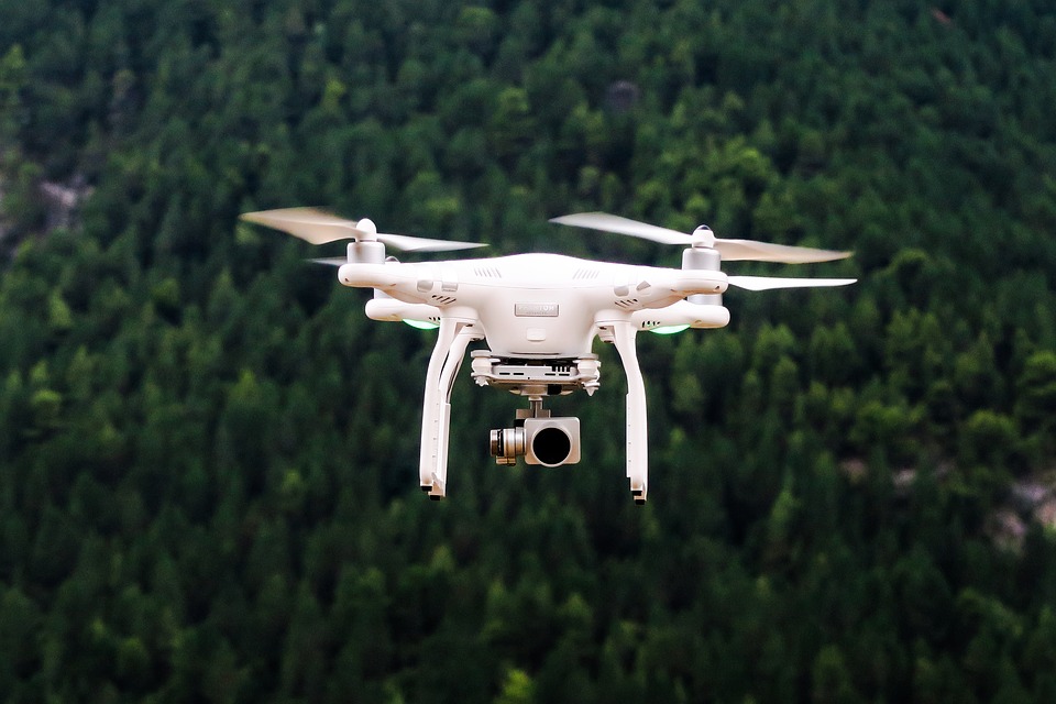 Vezeték nélküli távoli töltés lesz a drónok hosszútávú repülésének kulcsa