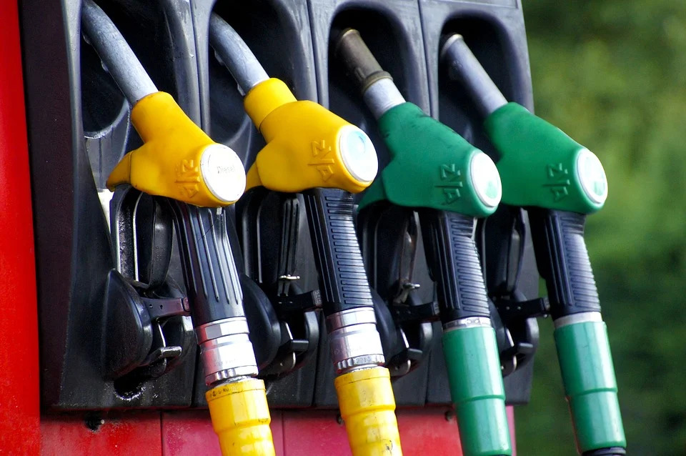 Jön a gázolaj és a benzin rögzített ára: hétfőtől 480 Ft lesz az üzemanyag
