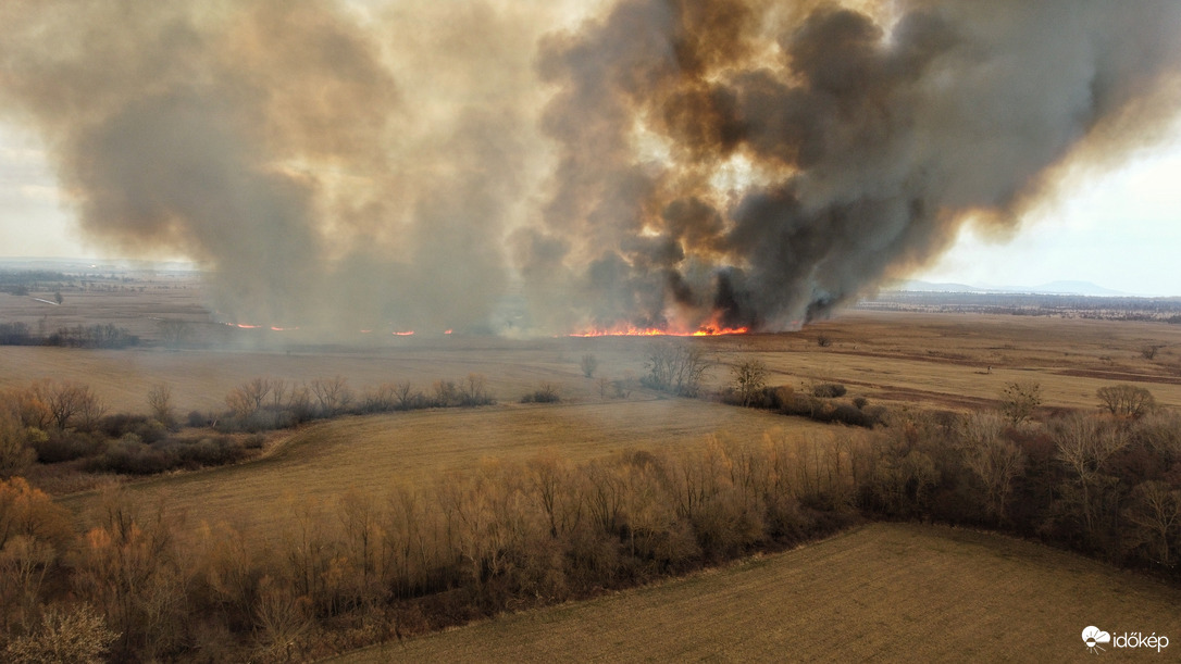 Sármelléken 600 hektár égett le, országszerte voltak bozóttüzek