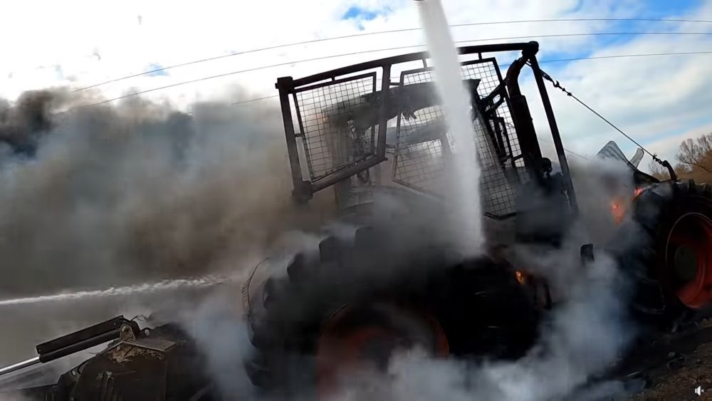 Teljesen kiégett a bozótirtást végző erdészeti traktor - VIDEÓ is készült az oltásról